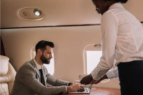 auxiliar de vuelo atendiendo pasajeros